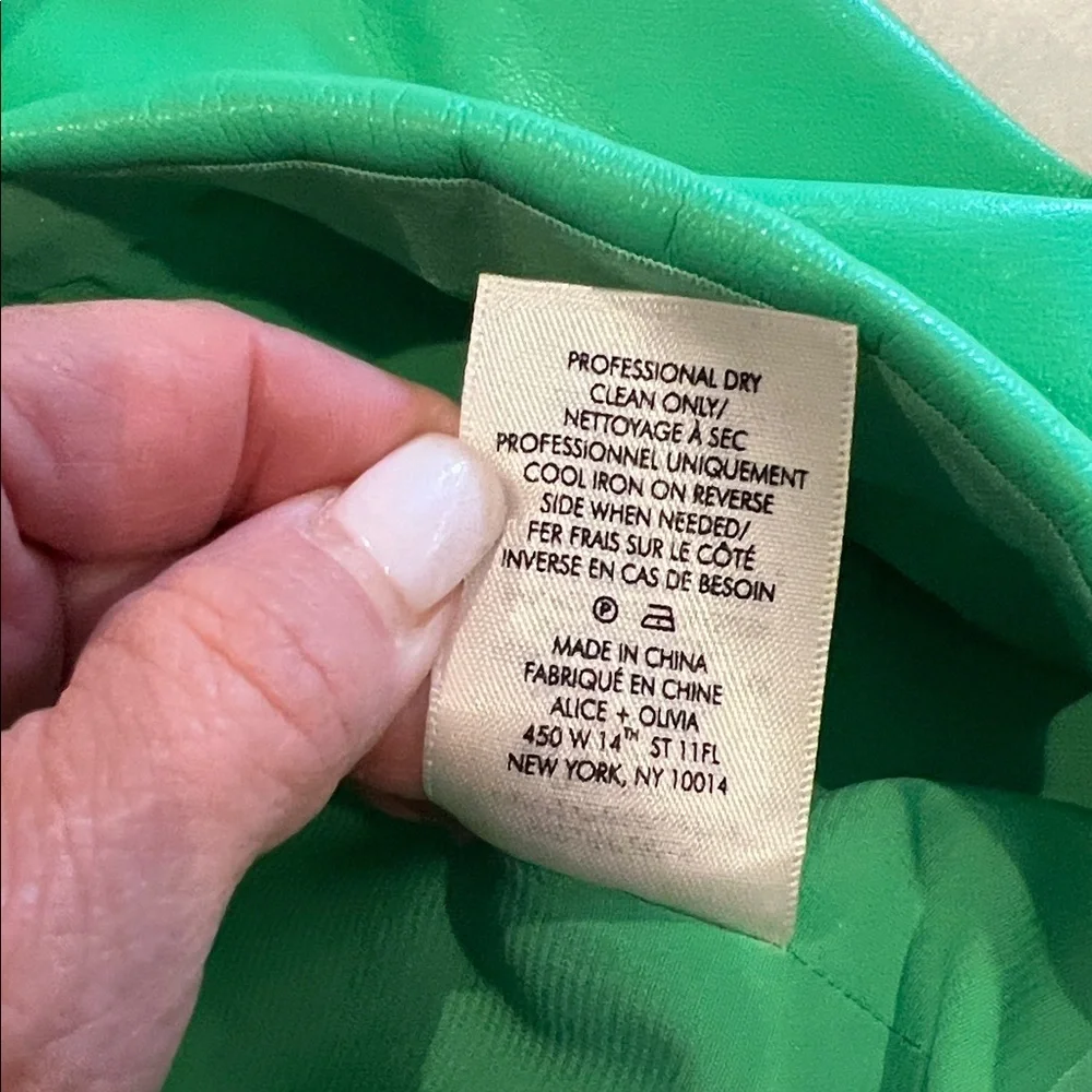 NWT Alice + Olivia Vibrant Green Vegan Leather Crop Top Size XS - Picture 7 of 7
